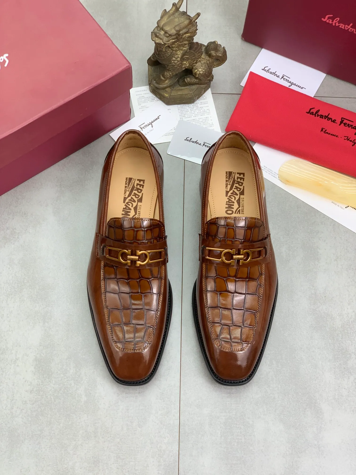 Men's Men's Shoes 💰P460💰[New Style] Water-dyed Niuli 🆘[Salvatore Ferragamo] Ferragamo's latest casual business leather shoes for men! Available at counters simultaneously! The fabric is made of specially imported original open-edge beaded calfskin, and the interior is made of imported water-dyed cowhide. It is absolutely luxurious and leads the fashion trend. Matching code: 38-45 (46 and 47 can be customized); black and brown colors are optional
